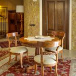 Tavolo rotondo con sedie — foto 3