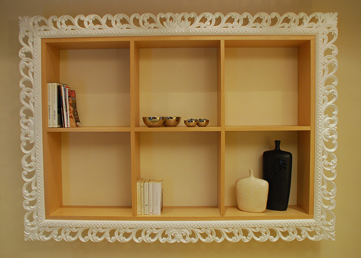 Cornice libreria Cavallaro con vani a giorno e cornice intagliata a mano