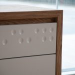 Comodino in rovere con due cassetti bianchi — foto 3